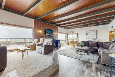 Image de Charmante maison en bord de mer avec bain à remous, vue imprenable et chambre pour tout le monde