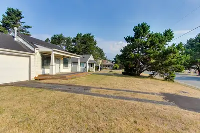 Image de Lakeview, maison familiale - à seulement un pâté de maisons de Sunset Beach!