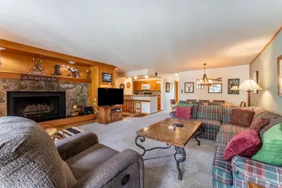 Image de Condo spacieux, comptoirs en granit, belles vues sur la montagne, Wifi gratuit
