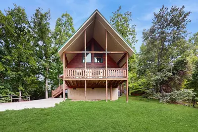 Image de Cozy, cabine de chien-friendly w / bain à remous privé et une vue panoramique sur la montagne