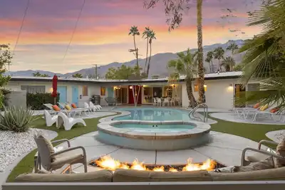 Image de Refroidir Midcentury Classique Pool & Spa maison dans Ps Central + Walk to Uptown