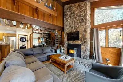 Image de Maison confortable w / vues - à proximité des restaurants, du golf et des pistes!