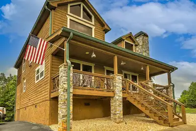 Image de Maison acceptant les chiens avec bain à remous privé, table de billard et vue sur la montagne!