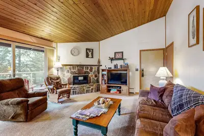 Image de Condo acceptant les chiens avec vue sur le lac, bain à remous / piscine communs, accès à la plage à proximité