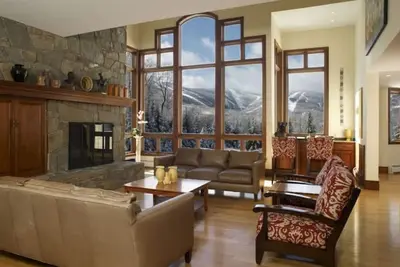 Image de Luxe 6 chambres-6. 5 salles de bain The Mountainside House - Ski Off à Killington!