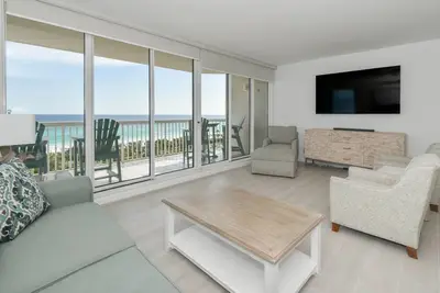 Image de Unité d'extrémité spacieuse avec très grand balcon. Comprend un service de plage