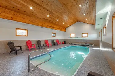 Image de Cedar Vista- Lac Access Home avec piscine intérieure privée