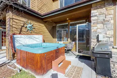 Image de Maison de ville confortable au bord du lac avec bain à remous privé, vue - à proximité des domaines skiables!