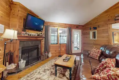 Image de Cabane pittoresque et adaptée aux chiens avec terrasse blindée, bain à remous privé et foyer