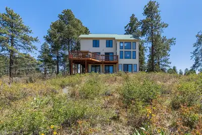 Image de 4 chambres, 2. 5 salles de bains, la maison nichée dans les montagnes avec une vue imprenable!