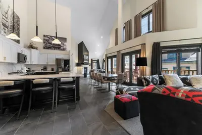 Image de 4-Bedroom Penthouse, Slope Vues, 2 balcons privés, Mise à jour de cuisine