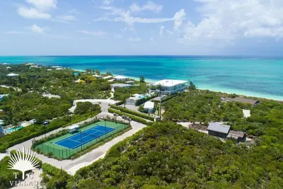 Image de Nouvelle villa 6br en bord de mer avec court de tennis privé et quai