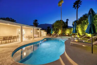 Image de Cozy Ranch Style Pool Home avec table de billard