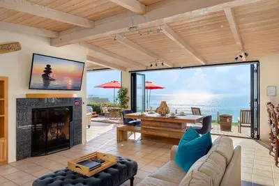 Image de Retraite en bord de mer avec un putting green et un patio privés