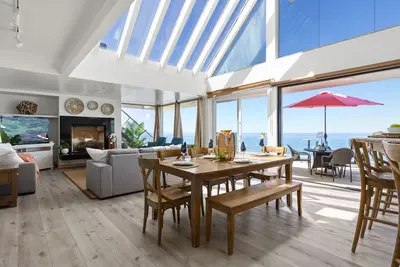 Image de Premier Oceanfront Location avec une terrasse sur le toit, un spa et Ac