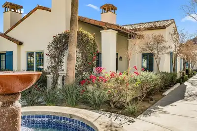 Image de 3 chambres, 3 salles de bain Simple Story héritage Villas Maisons de ville avec un garage attenant