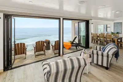 Image de Charmant concepteur de location romantique en bord de mer décoré et équipé avec climatisation