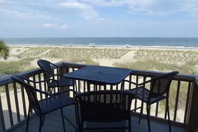 Image de Profitez d'un beau lever de soleil avec votre café du matin sur le balcon de ce condo!