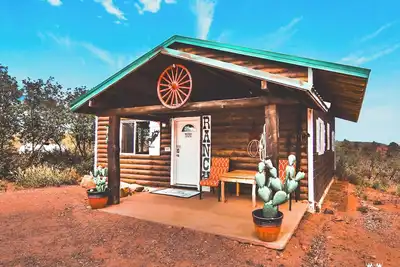 Image de Adorable cabane occidentale avec barbecue, cuisine, feu de camp, vues Ă Canyonlandslaving