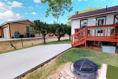 Image de Bain Ă remous, studio cabine avec kitchenette, terrasse et barbecue
