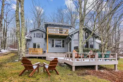 Image de Superbe maison dans un endroit incroyable offre une vue imprenable et accès au lac!