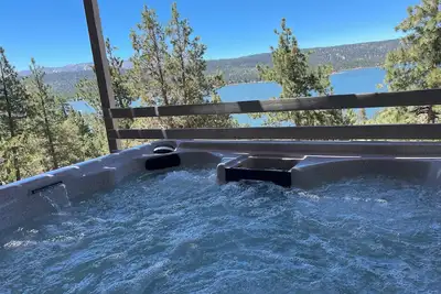 Image de Meilleure vue - Vue panoramique sur Big Bear Lake! Hot Tub, WiFi et salle de jeux! Location de vélo / kayak gratuite 2 heures