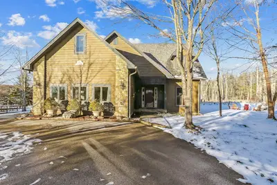 Image de Belle maison contemporaine offre une vue et un accès facile à toutes les saisons.