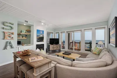 Image de Crystal Shores 202: condo en bord de mer, piscine communautaire, ascenseur et zone de grillades.