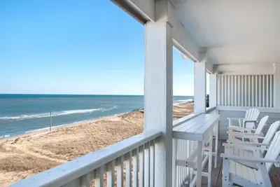 Image de Star of the Sea: vue sur la mer, condo de haut niveau, passage privé à la plage, piscine communautaire.