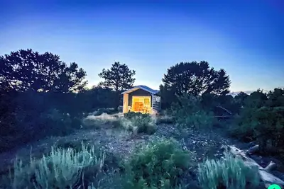 Image de Glamour Camping Cabin, Tous les draps, Douches chaudes et une vue imprenable