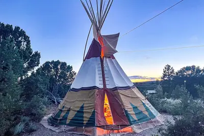 Image de Tipi authentique avec de superbes vues!
