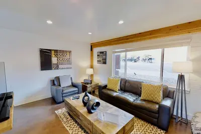 Image de Condo qui accepte les animaux de compagnie dans le centre-ville de Moab avec superbe cour