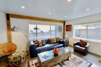 Image de Condo qui accepte les animaux de compagnie dans le centre-ville de Moab, décor moderne, cuisine complète, écologique