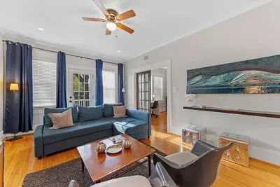 Image de 800 Magnolia #4:Vibrant 2br near Uptown w/ Balcony