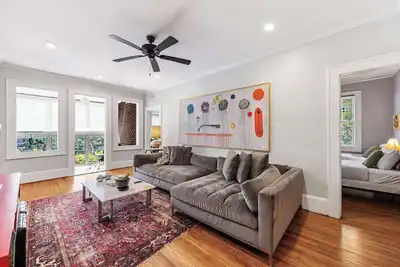 Image de 500 Queens #8:Stylish 2br in Myers Park w/ sunroom