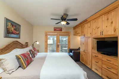 Image de Vues sur la montagne et la rivière depuis le Viking Lodge 212! Lit King, laveuse / sécheuse, marcher partout!