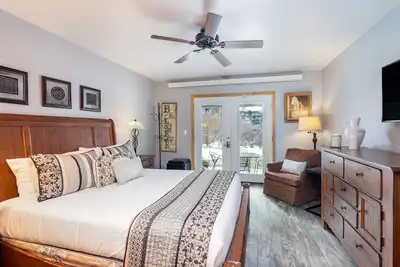Image de Viking Lodge 119 - Condo au rez-de-chaussée, magnifique jardin avec patio, vue imprenable sur le fleuve et la montagne.