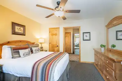 Image de Viking Lodge 217, charmant condo au bord de la rivière, piscine, bain à remous, pour 5 personnes.