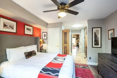 Image de Viking Lodge 116 - Condo au rez-de-chaussée, ouvre sur un magnifique patio avec jardin sur le sentier de la rivière.