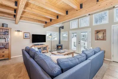 Image de Un été sans fin à Telluride! Grand condo au bord de la rivière, Home Feel privé. 900sf Deck. Piscine, bain à remous.