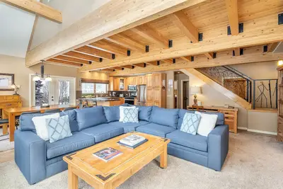 Viking Lodge 100a - 900sf Riverfront Deck, on dirait une maison privée! Piscine, bain à remous, parking gratuit.