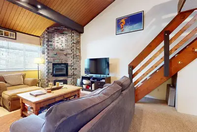 Image de Condo confortable et confortable, juste sur la route de la navette!