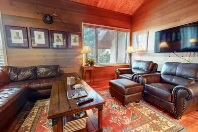 Image de Deluxe, Maison de ville avec vue sur la montagne! Terrasse privée, laveuse / sécheuse et garage