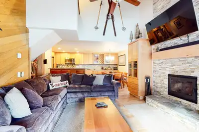 Image de Condo Deluxe & Rénové, Près du Village, Grand Complexe Services