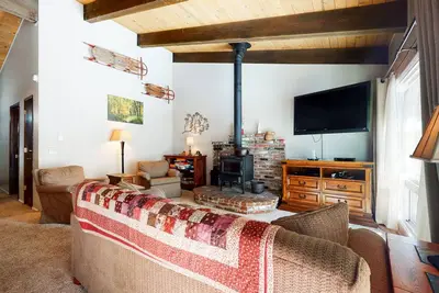 Image de Mignon et confortable! Laveuse / sécheuse privée. Sur la route de la navette.