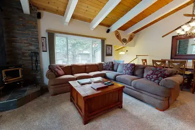 Image de Condo spacieux et mis à jour! Marche vers des magasins et des restaurants.