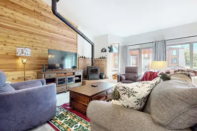 Image de Rustique, 2 chambres / 3 salles de bain, jacuzzi privé, sur le parcours de golf Sierra Star