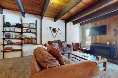 Image de Condo rustique et spacieux! Juste une courte promenade au village!