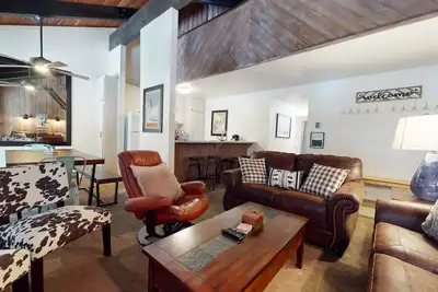 Image de Rustique. Condo situé au centre. Marche vers des magasins et des restaurants!