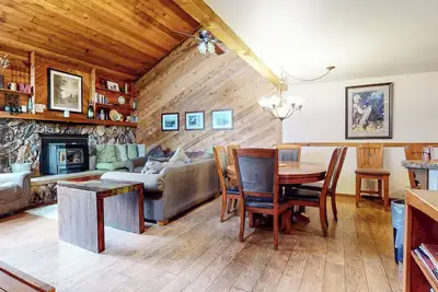 Image de Maison de ville mise à jour avec les animaux de compagnie! Idéalement situé avec laveuse / sécheuse privée.